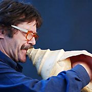 Der Solist René Krebs mit Meeresschnecke