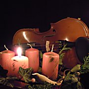 Stillleben mit Adventskerzen und Violine